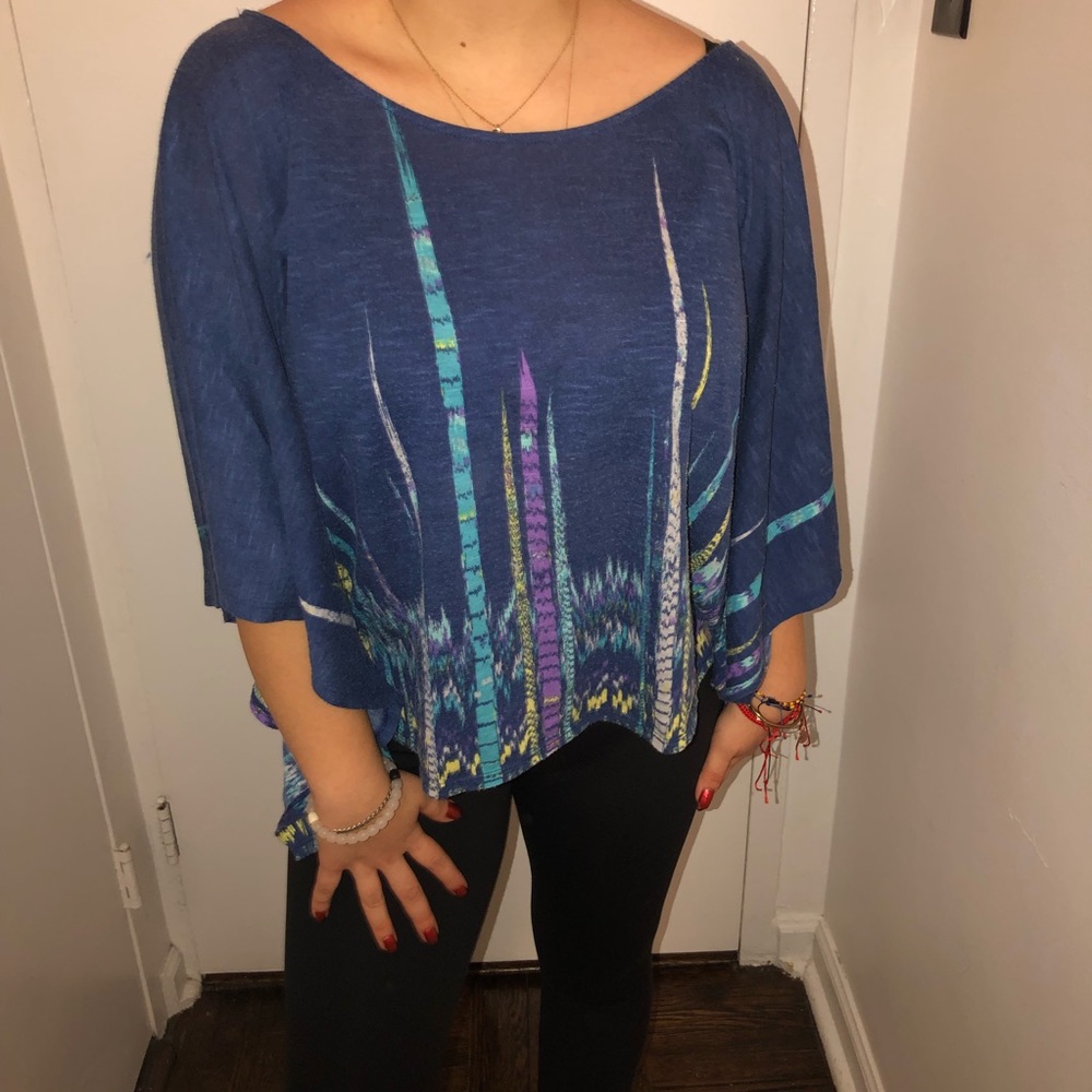 Wing sleeve blouse / tee shirt.